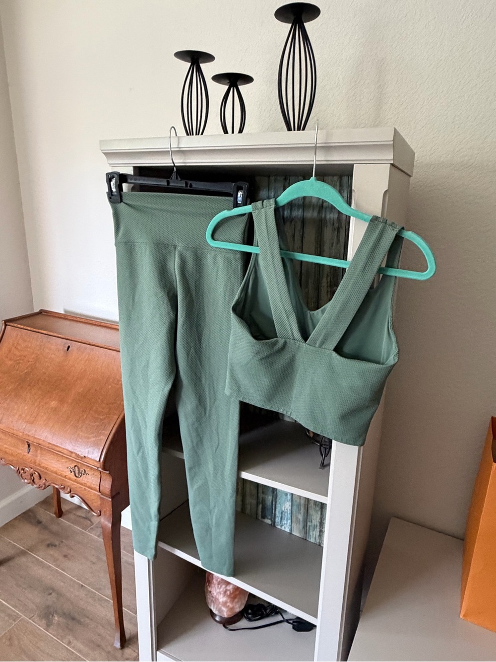 Beach Riot Sage Green Textured Active Set - V-Neck Crop Top & Leggings - Picture 2 of 3